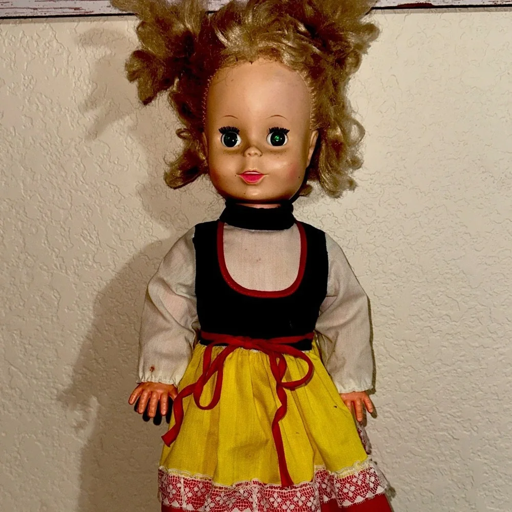 VINTAGE 1982 UNEEDA GREEN EYED FRIZZLES WALKS WALKING‎ DOLL (24